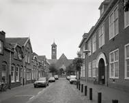 814913 Gezicht in de Malakkastraat te Utrecht, met rechts de St. Antoniusschool (Malakkastraat 6) en op de achtergrond ...